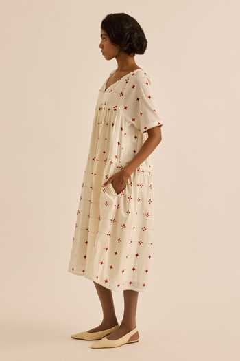 Kharakapas_Red Muslin (mulmul) V-neck Starveil Geometric Pattern Dress _Online_at_Aza_Fashions
