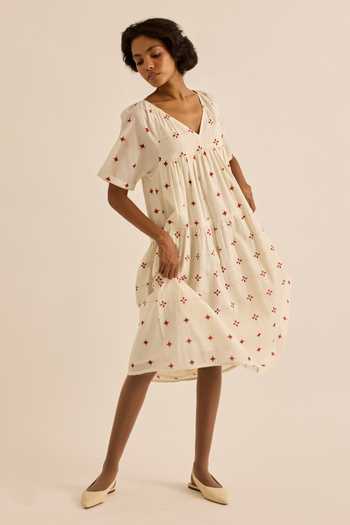 Kharakapas_Red Muslin (mulmul) V-neck Starveil Geometric Pattern Dress _at_Aza_Fashions