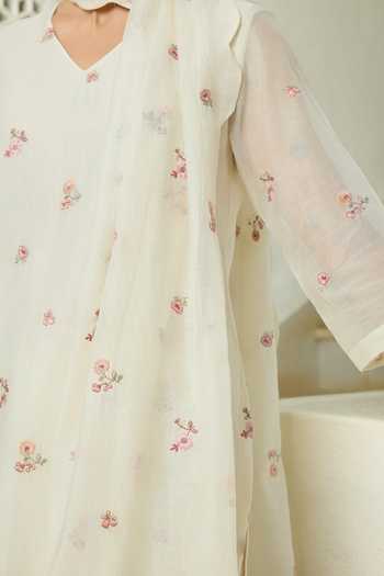 Buy_Vaayu_Ivory Cotton, Muslin V-neck, Yes Floral Embroidered Kurta Set _Online_at_Aza_Fashions