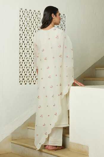 Shop_Vaayu_Ivory Cotton, Muslin V-neck, Yes Floral Embroidered Kurta Set _at_Aza_Fashions