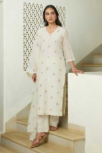 Buy_Vaayu_Ivory Cotton, Muslin V-neck, Yes Floral Embroidered Kurta Set _at_Aza_Fashions