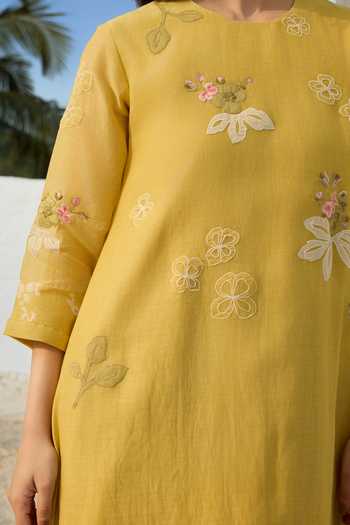 Vaayu_Yellow Muslin, Cotton Round Neck Rue Embroidered Kurta And Pant Set _at_Aza_Fashions