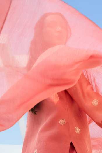 Buy_Vaayu_Coral Cotton, Muslin Keyhole Neck Hibiscus Applique Kurta Set _Online_at_Aza_Fashions