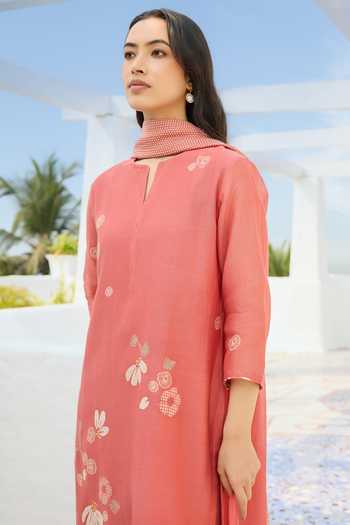 Shop_Vaayu_Coral Cotton, Muslin Keyhole Neck Hibiscus Applique Kurta Set _Online_at_Aza_Fashions