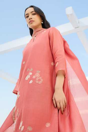 Vaayu_Coral Cotton, Muslin Keyhole Neck Hibiscus Applique Kurta Set _at_Aza_Fashions