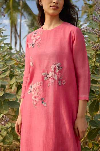 Vaayu_Pink Cotton, Muslin Round Neck, Yes Rose Applique Kurta And Pant Set _Online_at_Aza_Fashions