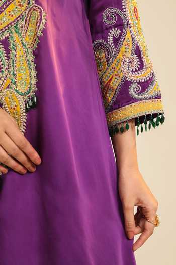 Roohbyridhimaa_Purple Silk Satin Scoop Neck Paisley Asar Embroidered Kurta And Pant Set _Online