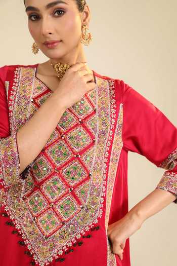 Buy_Roohbyridhimaa_Red Silk Satin V-neck, Yes Aynaz Embroidered Kurta And Pant Set _Online_at_Aza_Fashions