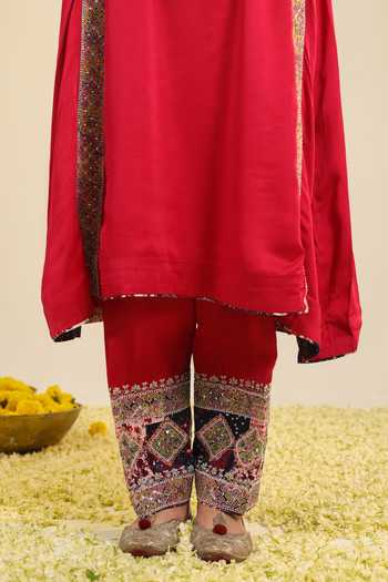 Roohbyridhimaa_Red Silk Satin V-neck, Yes Aynaz Embroidered Kurta And Pant Set _Online