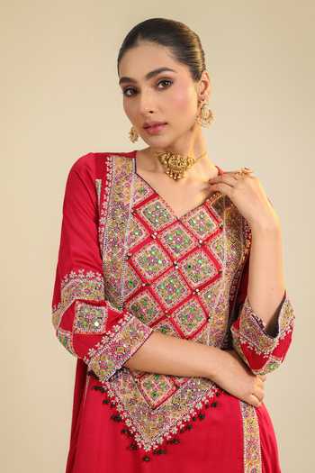 Roohbyridhimaa_Red Silk Satin V-neck, Yes Aynaz Embroidered Kurta And Pant Set 