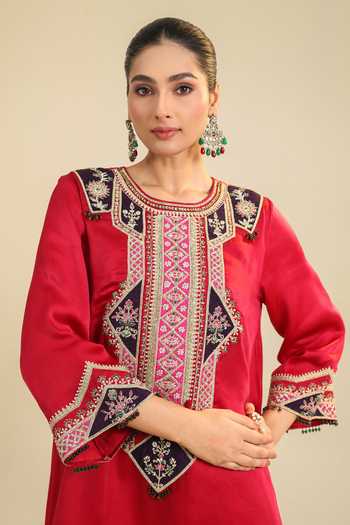 Buy_Roohbyridhimaa_Red Silk Satin Round Neck, Yes Amayra Embroidered Kurta And Pant Set _Online