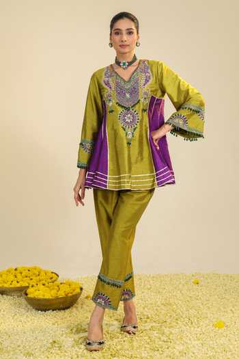 Roohbyridhimaa_Green Silk, Organza, Viscose V-neck, Yes Swara Embroidered Short Kurta Set _Online_at_Aza_Fashions
