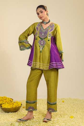 Buy_Roohbyridhimaa_Green Silk, Organza, Viscose V-neck, Yes Swara Embroidered Short Kurta Set 