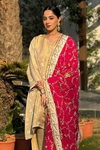 Tarrz_Pink Georgette Hand-embroidered Zardozi Pure Dupatta _Online_at_Aza_Fashions