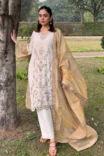 Buy_Tarrz_Beige Tissue Hand Embroidered Crush Dupatta _at_Aza_Fashions