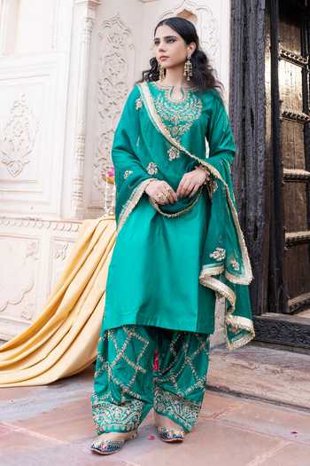 Buy_Tarrz_Green Silk Keyhole Neck, Yes Hand Embroidered Pure Kurta Set _Online_at_Aza_Fashions