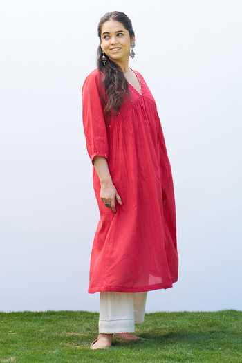 Buy_Vaaya_Red Cotton V-neck Placement Embroidered Kurta And Pant Set 