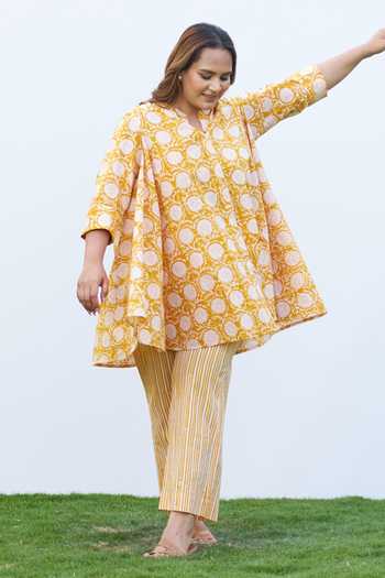 Shop_Vaaya_Yellow Muslin (mulmul) Split V-neck, Handblock Print Pure Mul Kurta And Pant Set _Online_at_Aza_Fashions