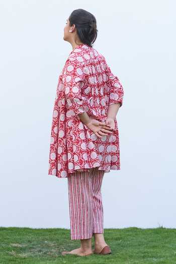 Shop_Vaaya_Red Muslin Round Neck Printed Pure Mul Kurta And Pant Set _at_Aza_Fashions