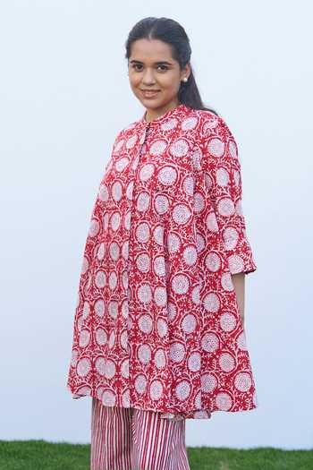 Vaaya_Red Muslin Round Neck Printed Pure Mul Kurta And Pant Set _Online_at_Aza_Fashions