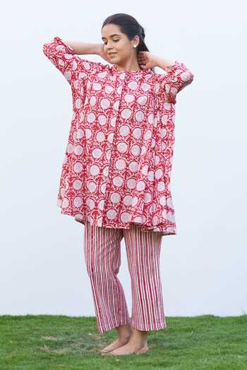 Buy_Vaaya_Red Muslin Round Neck Printed Pure Mul Kurta And Pant Set _Online_at_Aza_Fashions