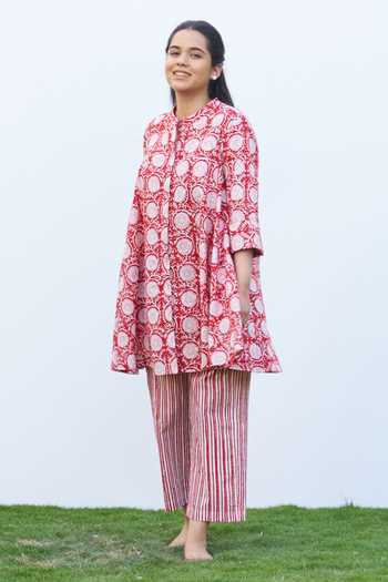 Shop_Vaaya_Red Muslin Round Neck Printed Pure Mul Kurta And Pant Set _Online_at_Aza_Fashions