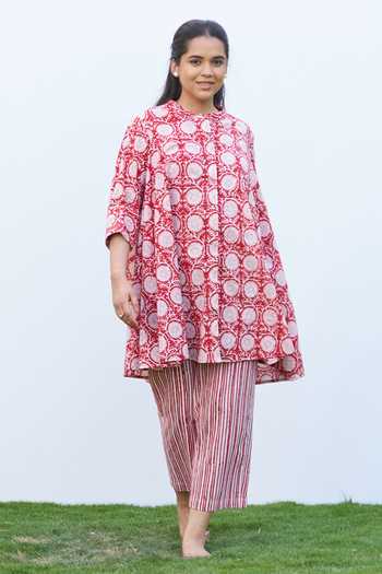Vaaya_Red Muslin Round Neck Printed Pure Mul Kurta And Pant Set _at_Aza_Fashions
