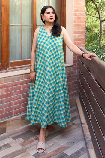 Buy_Vaaya_Green Cotton V-neck Handwoven Checked Sleeveless Midi Dress 