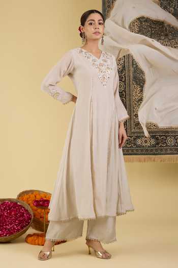 Buy_BAIDEHI_Grey Chanderi V-neck Floral Embroidered Kurta Set _at_Aza_Fashions