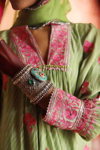 Buy_Studio Rang by Swati_Green Chanderi Silk, Organza V-neck, Yes Heer Ranjha Leheriya Kurta Set _Online_at_Aza_Fashions