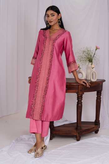 Mushio_Pink Chanderi, Silk, Cotton, Organza V-neck Floral Pattern Kurta Set _Online_at_Aza_Fashions
