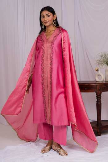 Buy_Mushio_Pink Chanderi, Silk, Cotton, Organza V-neck Floral Pattern Kurta Set _Online_at_Aza_Fashions