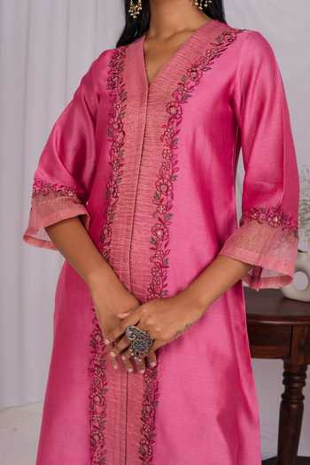 Mushio_Pink Chanderi, Silk, Cotton, Organza V-neck Floral Pattern Kurta Set _at_Aza_Fashions