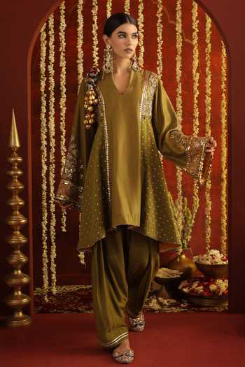 Buy_Aaroh By Dolly_Green Chanderi, Muslin Sunehri Saanjh Embroidered Side Panelled Kurta Set _at_Aza_Fashions