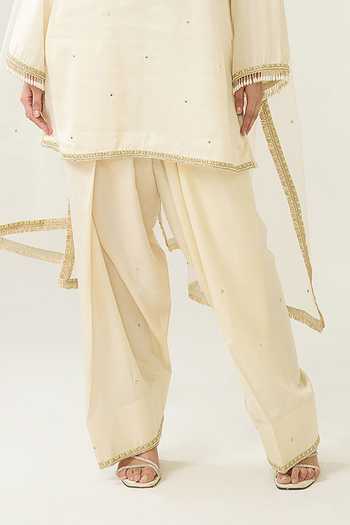 Buy_BAHAARA BY DIVYA NARULA_Pink Silk Satin, Organza V-neck, Yes Simran Contrast Yoke Kurta Set _Online_at_Aza_Fashions