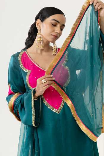 Buy_BAHAARA BY DIVYA NARULA_Teal Silk Satin, Organza V-neck Simran Contrast Yoke Kurta Set 