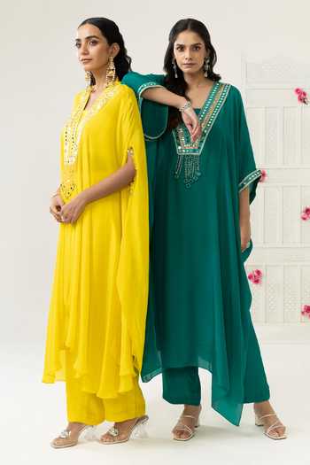 BAHAARA BY DIVYA NARULA_Yellow Crepe V-neck Noor Mirror Work Kurta Set _at_Aza_Fashions