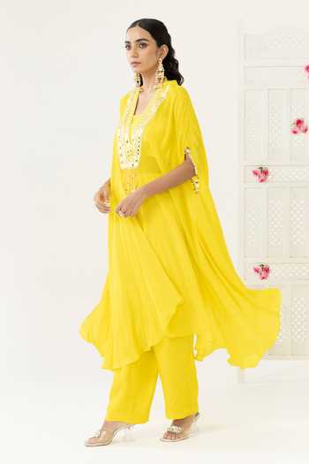 Shop_BAHAARA BY DIVYA NARULA_Yellow Crepe V-neck Noor Mirror Work Kurta Set 