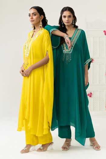 BAHAARA BY DIVYA NARULA_Green Crepe V-, Square Ava Mirror Work Kurta Set _at_Aza_Fashions