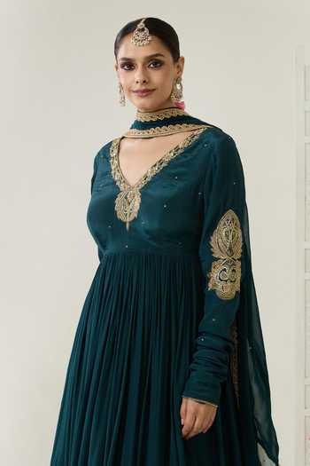 Buy_BAHAARA BY DIVYA NARULA_Teal Crepe, Organza V-neck Bano Embroidered Anarkali And Dupatta Set 