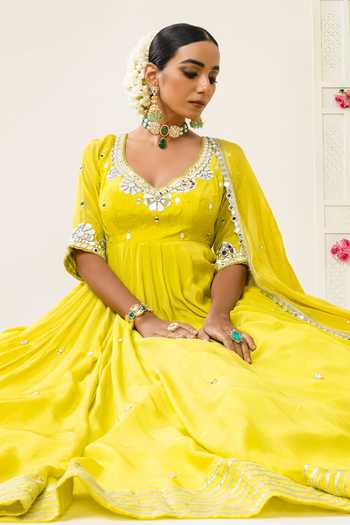 BAHAARA BY DIVYA NARULA_Yellow Crepe, Organza V-neck Zahra Mirror Work Anarkali And Dupatta Set _Online
