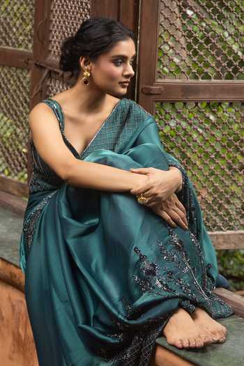Shop_Devkalii_Green Organza Sweetheart Neck Embroidered Saree And Blouse Set _Online_at_Aza_Fashions