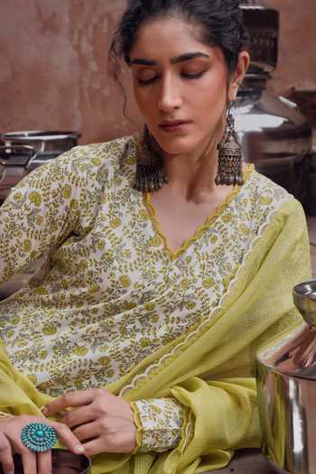 Karaj Jaipur_Green Cotton, Kota Doria, Muslin (mulmul) V-neck Lime Anarkali Set _Online
