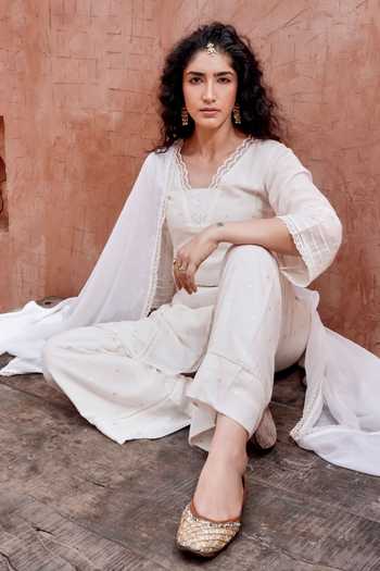 Karaj Jaipur_Off White Cotton, Kota Doria, Muslin (mulmul) V-neck, Yes Mul Suit Set _at_Aza_Fashions