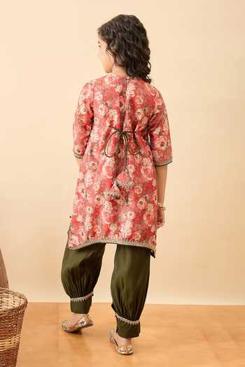 Shop_StyloBug_Red Polyester Floral Pattern Kurta And Pant Set _at_Aza_Fashions