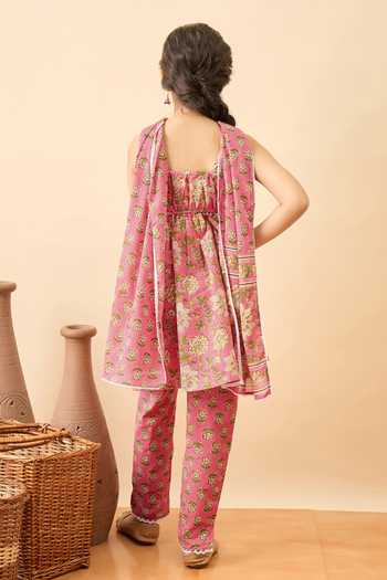 Shop_StyloBug_Pink Cotton Floral Pattern Kurta Set _at_Aza_Fashions