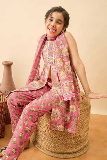 Shop_StyloBug_Pink Cotton Floral Pattern Kurta Set _Online_at_Aza_Fashions