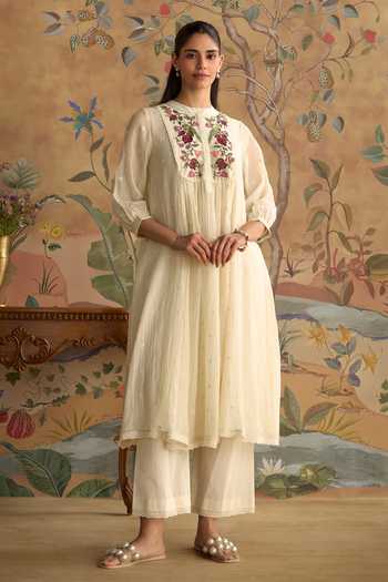 Buy_Kritika Dawar_Ivory Chanderi, Cotton Mandarin Collar, Aayra Hand Embroidered Kurta And Pant Set _at_Aza_Fashions