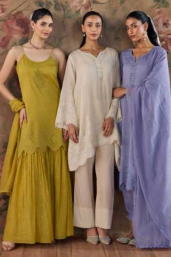 Kritika Dawar_Ivory Chanderi, Cotton V-neck Sabeen Kurta And Pant Set _Online