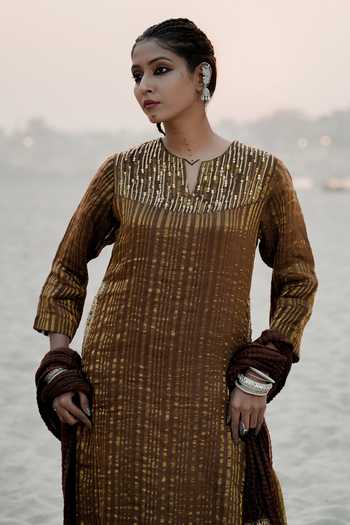 Buy_Eraaya by Ratika J_Brown Silk, Organza Round Neck Banarasi Embroidered Long Kurta Set _Online